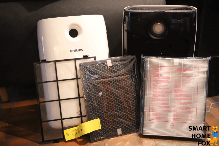 Der Vorfilter, HEPA Filter der Klasse H13 und Aktivkohlefilter vom Philips AC2889/10 Luftreiniger stehen vor dem Gerät